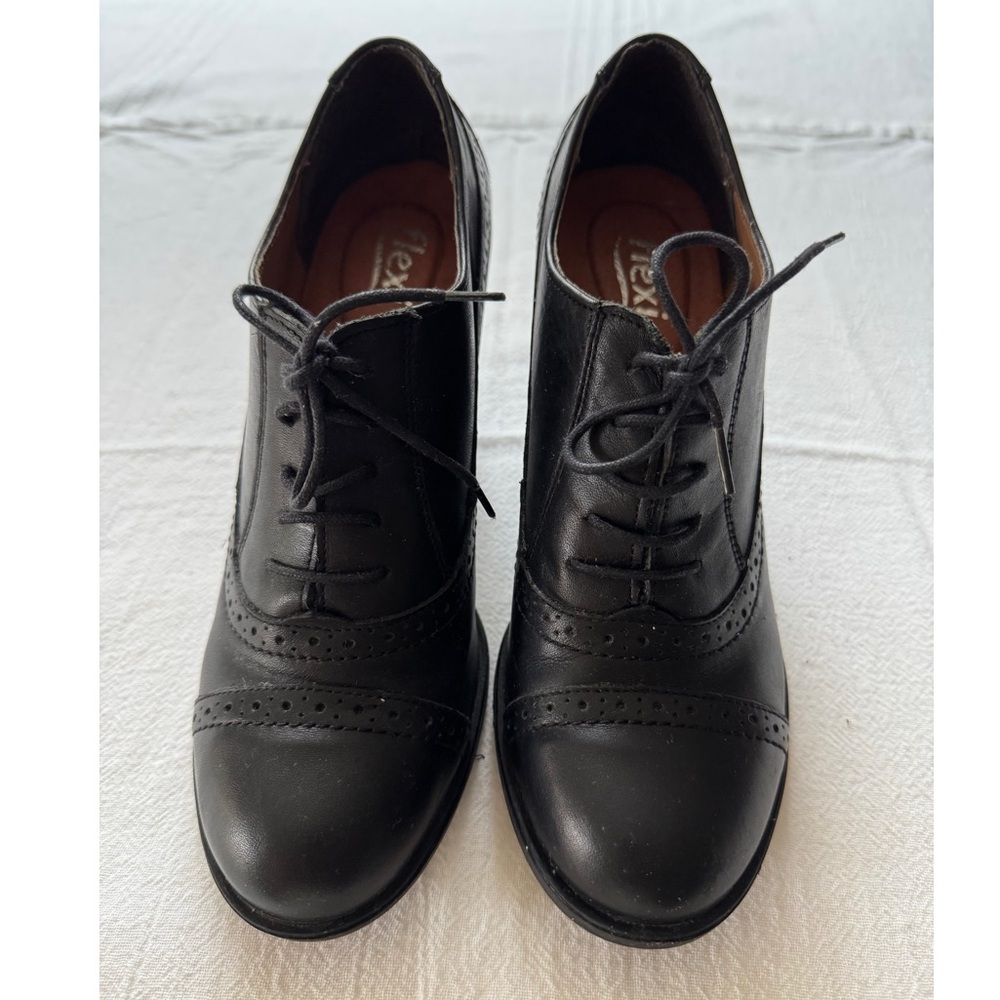 Flexi classic leather lace-up shoes with a 1920s vibe.